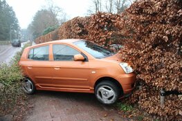 Twee ongelukken in dezelfde straat door spekgladde weg in Laren