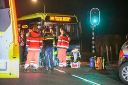 Vrouw ernstig gewond bij aanrijding met bus in Kortenhoef