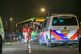 Vrouw ernstig gewond bij aanrijding met bus in Kortenhoef
