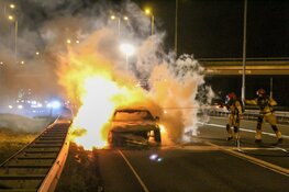 Auto uitgebrand op A1 bij Bussum