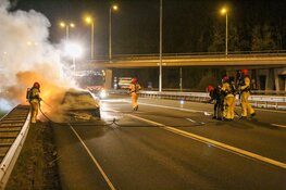 Auto uitgebrand op A1 bij Bussum