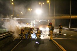 Auto uitgebrand op A1 bij Bussum