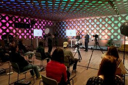 Middelbare scholieren maken eigen Jongerenjournaal tijdens pilot  &#39;Nieuws Lokaal Hilversum&#39; van Beeld en Geluid op school en NH Media