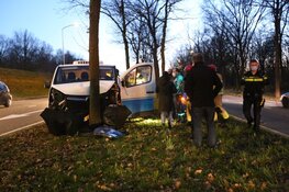 Bestelbus tegen boom gereden in Blaricum, man gewond