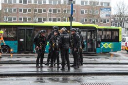 Platen waaien los bij station Hilversum,omgeving ruim afgezet