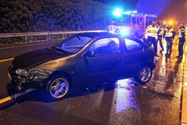 Auto tegen vangrail op A1