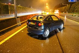 Auto tegen vangrail op A1