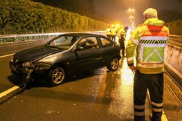 Auto tegen vangrail op A1