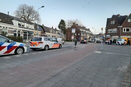 Politie in kogelwerende vesten valt panden Hilversum binnen