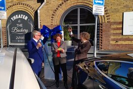 Opening unieke zonnelaadpaal door wethouders en gedeputeerde