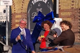 Opening unieke zonnelaadpaal door wethouders en gedeputeerde