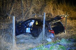 Auto crasht in 's-Graveland, bestuurder zwaargewond