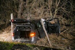 Auto crasht in 's-Graveland, bestuurder zwaargewond