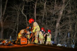 Auto crasht in 's-Graveland, bestuurder zwaargewond