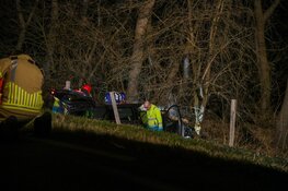 Auto crasht in 's-Graveland, bestuurder zwaargewond