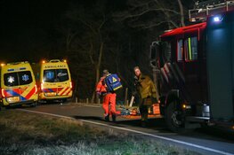 Auto crasht in 's-Graveland, bestuurder zwaargewond