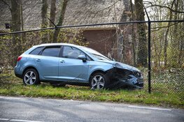 Auto tegen hek Korporaal van Oudheusden kazerne gereden
