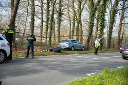 Auto tegen hek Korporaal van Oudheusden kazerne gereden