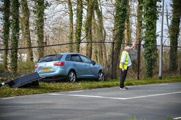 Auto tegen hek Korporaal van Oudheusden kazerne gereden