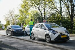 Vier auto&#39;s botsen op doorgaande weg in Hilversum