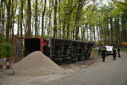 Zandvrachtwagen kantelt in Anna's Hoeve in Laren