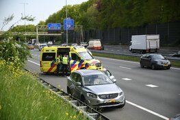 Kopstaart-botsing op A1 bij Laren, één gewonde
