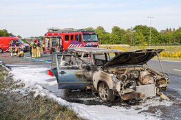 Auto in brand op afrit Hilversum