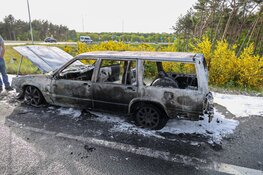 Auto in brand op afrit Hilversum