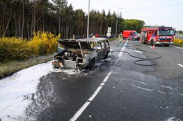 Auto in brand op afrit Hilversum