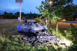 Auto vliegt in brand na ongeluk op A1, bestuurder naar ziekenhuis