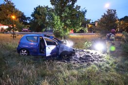 Auto vliegt in brand na ongeluk op A1, bestuurder naar ziekenhuis