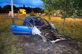 Auto vliegt in brand na ongeluk op A1, bestuurder naar ziekenhuis
