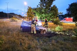 Auto vliegt in brand na ongeluk op A1, bestuurder naar ziekenhuis