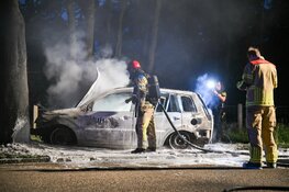 Auto in brand tegen boom in Hilversum