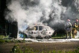 Auto in brand tegen boom in Hilversum