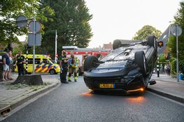 Auto crasht op boomstronk en kantelt