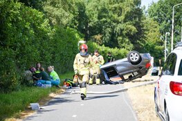 Auto over de kop op N201 bij Hilversum