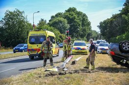 Auto over de kop op N201 bij Hilversum