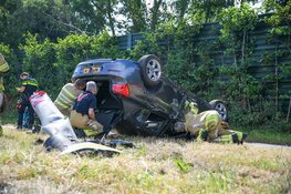 Auto over de kop op N201 bij Hilversum