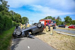 Auto over de kop op N201 bij Hilversum