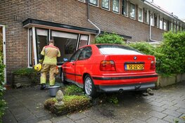 Auto ramt gevel van woning in Hilversum