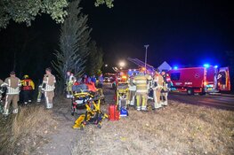 Auto te water bij sluis Kortenhoef, slachtoffer met spoed naar ziekenhuis
