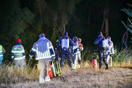 Auto te water bij sluis Kortenhoef, slachtoffer met spoed naar ziekenhuis