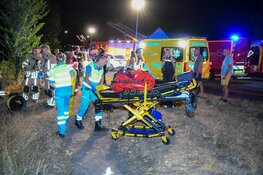 Auto te water bij sluis Kortenhoef, slachtoffer met spoed naar ziekenhuis