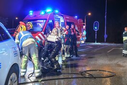 Auto te water bij sluis Kortenhoef, slachtoffer met spoed naar ziekenhuis