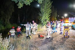 Auto te water bij sluis Kortenhoef, slachtoffer met spoed naar ziekenhuis