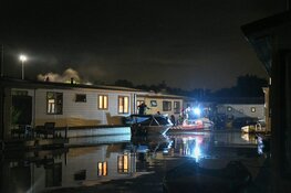 Woonboot in brand in Kortenhoef