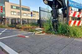 Slagboom spoorwegovergang kapot gereden in Hilversum