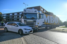 Vrachtauto botst tegen auto in Hilversum