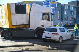 Vrachtauto botst tegen auto in Hilversum